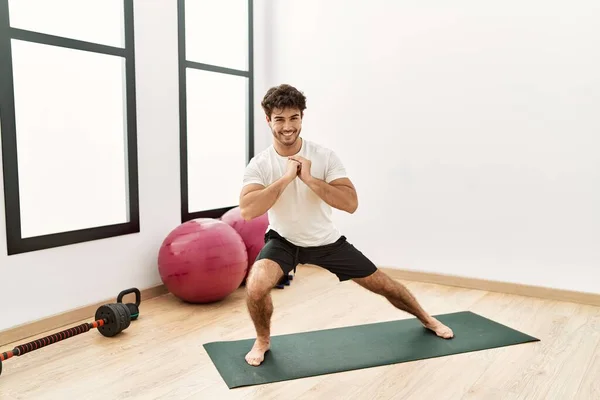 Giovane Uomo Ispanico Sorridente Fiducioso Stretching Centro Sportivo — Foto Stock