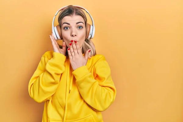 Hermosa Mujer Caucásica Escuchando Música Usando Auriculares Que Cubren Boca —  Fotos de Stock