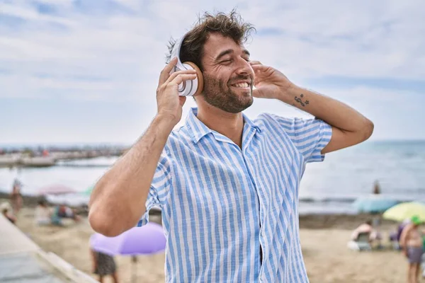 Jovem Hispânico Sorrindo Feliz Ouvindo Música Praia — Fotografia de Stock
