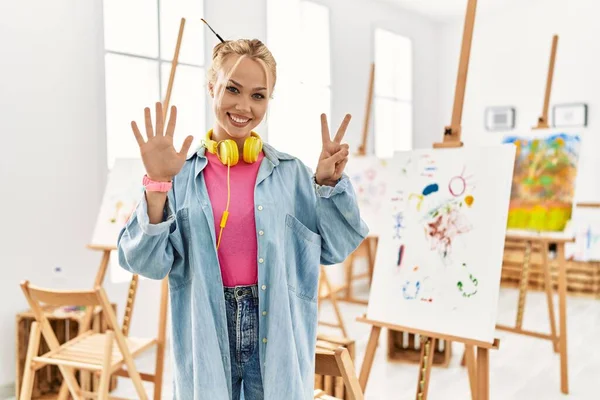 Joven Chica Caucásica Estudio Arte Mostrando Señalando Hacia Arriba Con — Foto de Stock