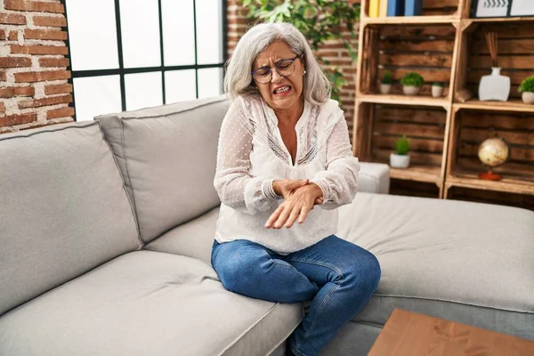 Mujer Mediana Edad Sentada Sofá Sufriendo Dolor Muñeca Casa —  Fotos de Stock