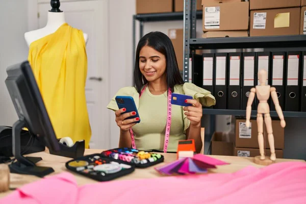 Ung Latinamerikansk Kvinna Handel Företagare Som Använder Smartphone Och Kreditkort — Stockfoto