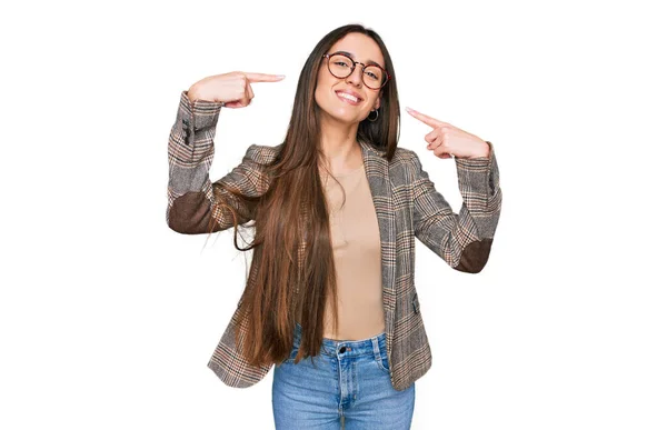 Νεαρή Ισπανόφωνη Κοπέλα Που Φοράει Επαγγελματικά Ρούχα Και Γυαλιά Χαμογελώντας — Φωτογραφία Αρχείου