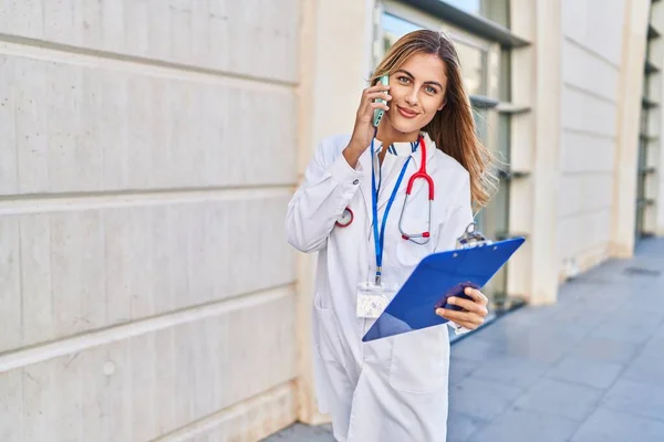Mladá Blondýna Žena Nosí Lékařskou Uniformu Mluví Smartphone Nemocnici — Stock fotografie