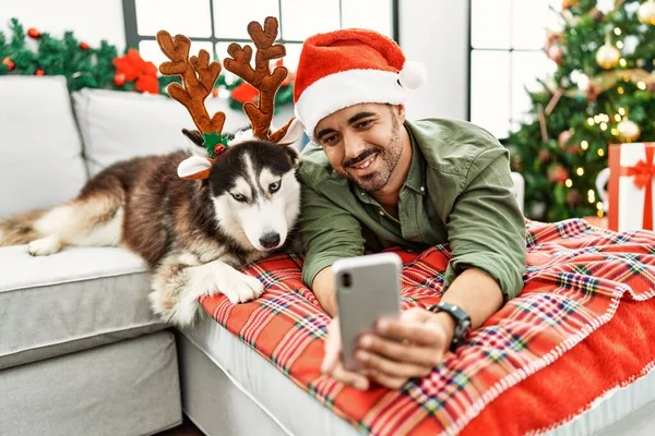 Jeune Homme Hispanique Faire Selfie Par Smartphone Couché Sur Canapé — Photo