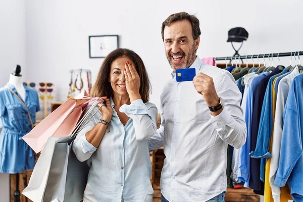 Hispanisches Paar Mittleren Alters Mit Einkaufstaschen Und Kreditkarte Die Ein — Stockfoto