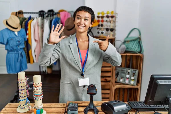 Fiatal Spanyol Rövid Hajjal Üzletvezetőként Dolgozik Kiskereskedelmi Butikban Hetedik Ujjal — Stock Fotó