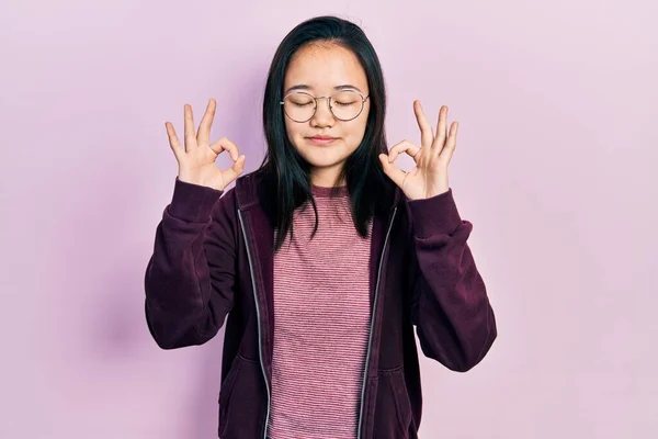 Joven Chica China Con Ropa Casual Gafas Relajarse Sonreír Con —  Fotos de Stock