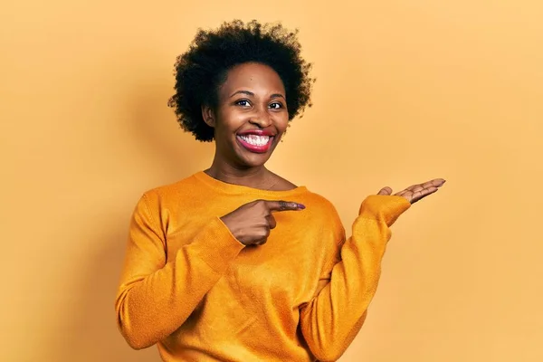 Jovem Afro Americana Vestindo Roupas Casuais Maravilhada Sorrindo Para Câmera — Fotografia de Stock