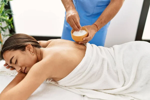 Uomo Donna Latina Che Indossano Fisioterapia Massaggiando Indietro Usando Sale — Foto Stock