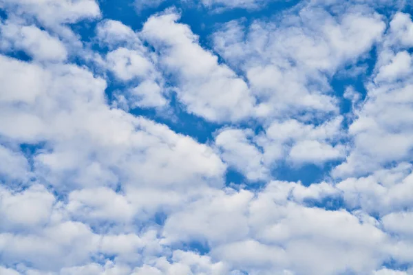 Ciel Bleu Béatifique Avec Des Nuages Par Une Journée Ensoleillée — Photo