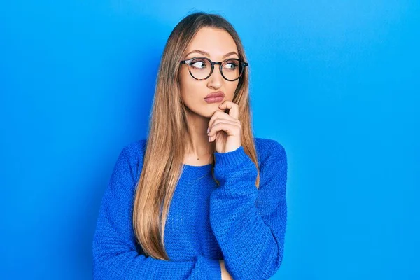 Mladé Blondýny Dívka Sobě Ležérní Oblečení Brýle Vážný Obličej Přemýšlet — Stock fotografie