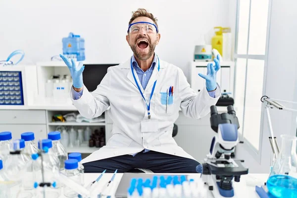 Hombre Mediana Edad Que Trabaja Laboratorio Científico Loco Loco Gritando — Foto de Stock