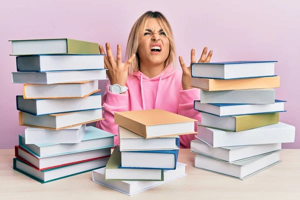 Mulher Branca Jovem Sentada Mesa Com Livros Loucos Loucos Gritando — Fotografia de Stock