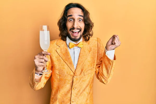 Mladý Hispánec Elegantním Šprtském Stylu Pije Sklenici Šumivého Šampaňského Křičí — Stock fotografie