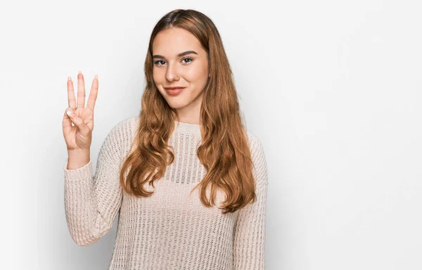 Junge Blonde Frau Lässiger Kleidung Zeigt Mit Finger Nummer Drei — Stockfoto