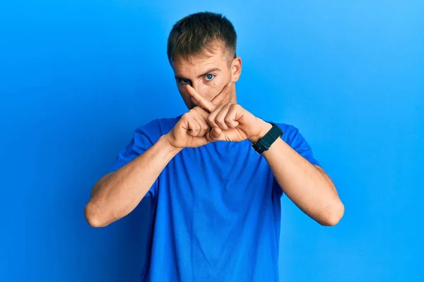 身穿休闲蓝T恤的年轻的高加索人 用手指交叉表示拒绝 做阴性手势 — 图库照片