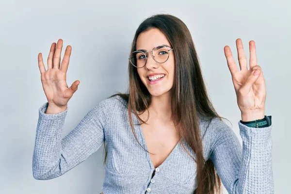 Юная Брюнетка Подросток Обычном Свитере Очках Показывая Показывая Пальцами Номер — стоковое фото