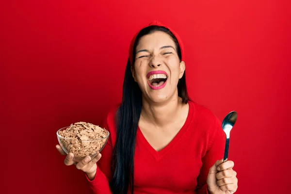 Ung Latinamerikansk Kvinna Håller Cornflakes Och Sked Ler Och Skrattar — Stockfoto