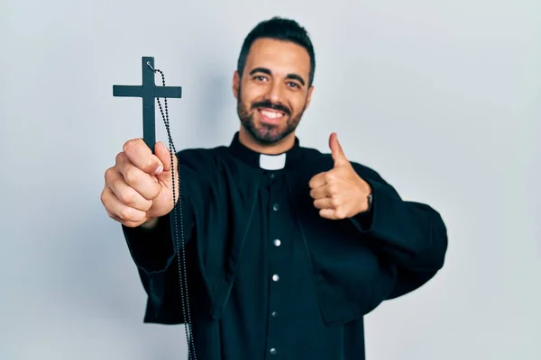 Hombre Guapo Sacerdote Hispano Con Barba Sosteniendo Cruz Católica Sonriendo —  Fotos de Stock