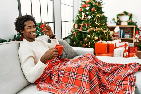 Junger Afrikanisch Amerikanischer Mann Sitzt Auf Dem Sofa Und Trinkt — Stockfoto