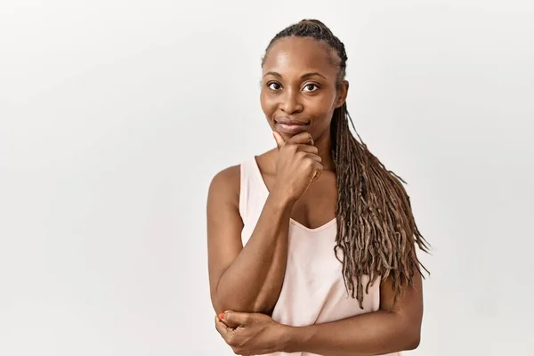 Femme Noire Avec Des Tresses Debout Sur Fond Isolé Regardant — Photo