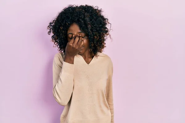 Ung Afrikansk Amerikansk Kvinna Avslappnade Kläder Trött Gnugga Näsa Och — Stockfoto