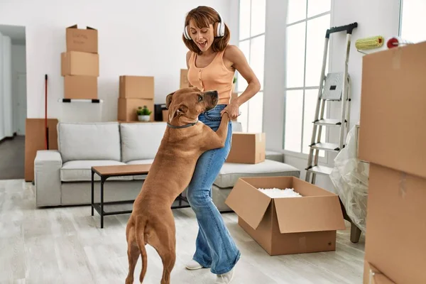 Joven Mujer Caucásica Sonriendo Confiada Escuchando Música Bailando Con Perro — Foto de Stock