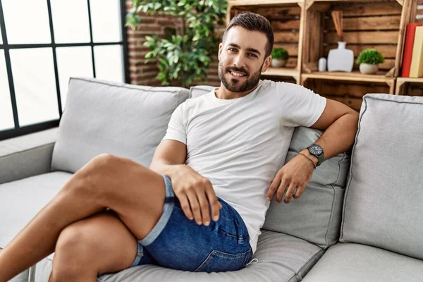 Young Hispanic Man Smiling Confident Sitting Sofa Home — ストック写真