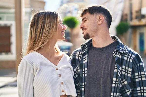 Jovem Homem Mulher Casal Abraçando Uns Aos Outros Rua — Fotografia de Stock