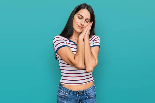 Jeune Fille Hispanique Portant Casual Shirt Rayé Dormir Fatigué Rêver — Photo