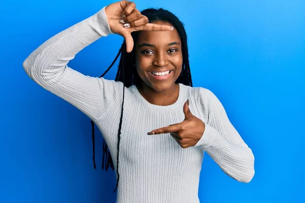 Femme Afro Américaine Aux Cheveux Tressés Portant Pull Blanc Décontracté — Photo