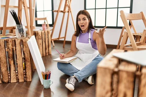 Giovane Bella Donna Ispanica Studio Arte Che Celebra Vittoria Con — Foto Stock