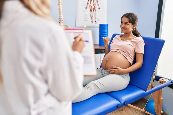 Giovane Donna Incinta Clinica Fisioterapista Ammiccante Guardando Fotocamera Con Espressione — Foto Stock