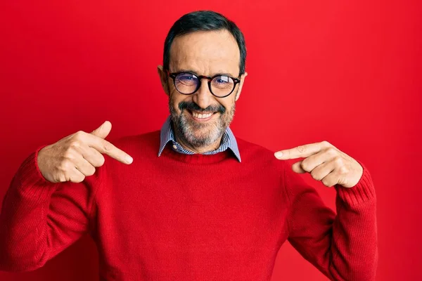 Orta Yaşlı Spanyol Bir Adam Günlük Kıyafetler Gözlük Takıyor Kendine — Stok fotoğraf