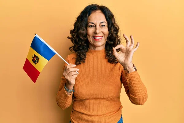 Medelåldern Latinamerikansk Kvinna Håller Moldova Flagga Gör Tecken Med Fingrar — Stockfoto