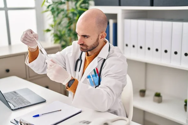 Ung Man Bär Läkare Uniform Innehav Pcr Test Kliniken — Stockfoto