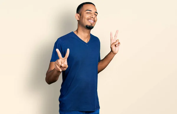 Jovem Afro Americano Vestindo Camiseta Casual Sorrindo Olhando Para Câmera — Fotografia de Stock