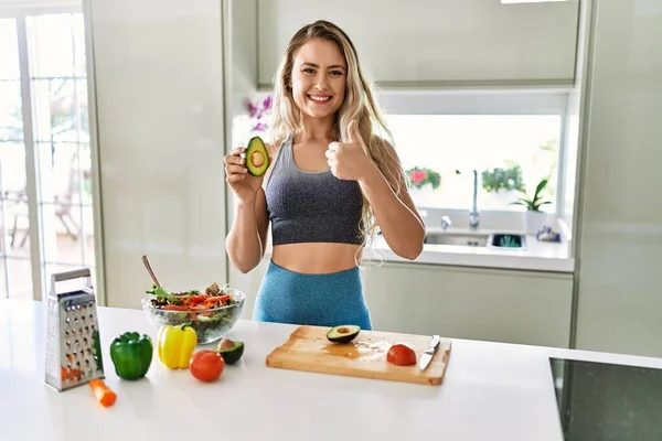 Genç Beyaz Kadın Spor Giysisi Giyiyor Mutfakta Sağlıklı Salata Hazırlıyor — Stok fotoğraf