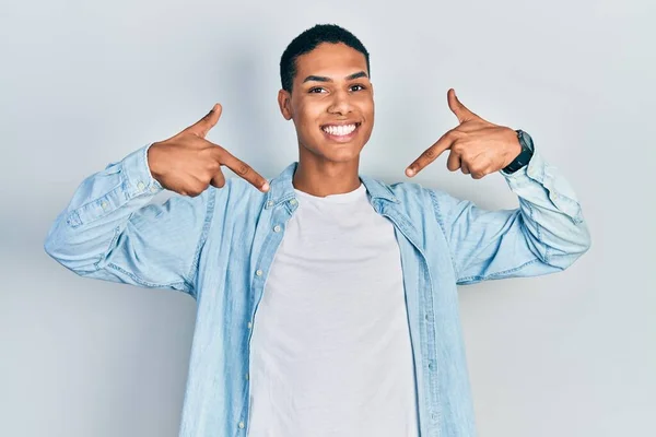Jovem Afro Americano Vestindo Roupas Casuais Olhando Confiante Com Sorriso — Fotografia de Stock