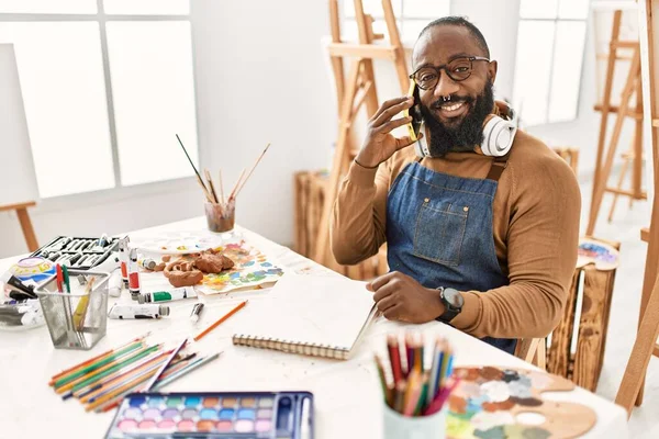 Ung Afrikansk Amerikansk Konstnär Man Använder Hörlurar Och Talar Smartphone — Stockfoto