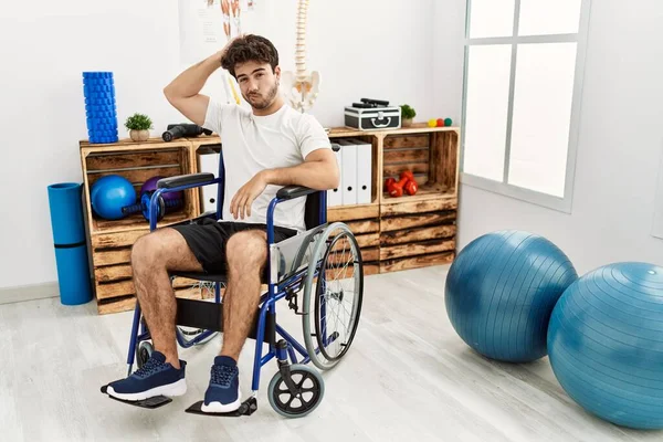 Hispanic Man Sitting Wheelchair Physiotherapy Clinic Confuse Wonder Question Uncertain — Stok fotoğraf