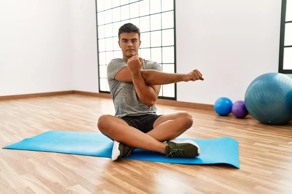 Joven Hispano Estirándose Centro Deportivo —  Fotos de Stock