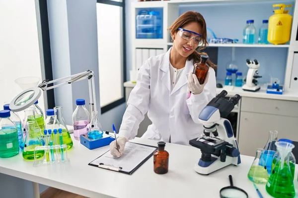 Jeune Femme Latine Portant Uniforme Scientifique Écrivant Sur Presse Papiers — Photo