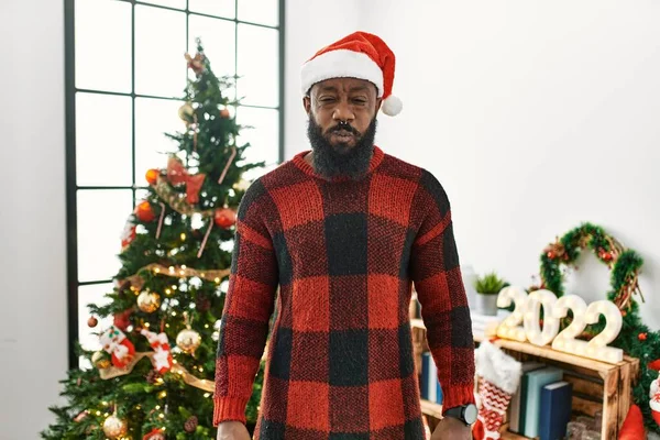 African American Man Wearing Santa Claus Hat Standing Christmas Tree — Foto de Stock