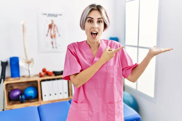 Jovem Enfermeira Que Trabalha Clínica Recuperação Dor Maravilhada Sorrindo Para — Fotografia de Stock