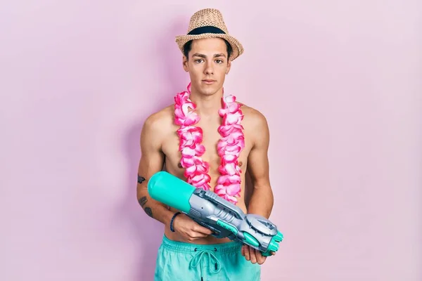 Joven Hombre Hispano Con Traje Baño Watergun Relajado Con Expresión — Foto de Stock