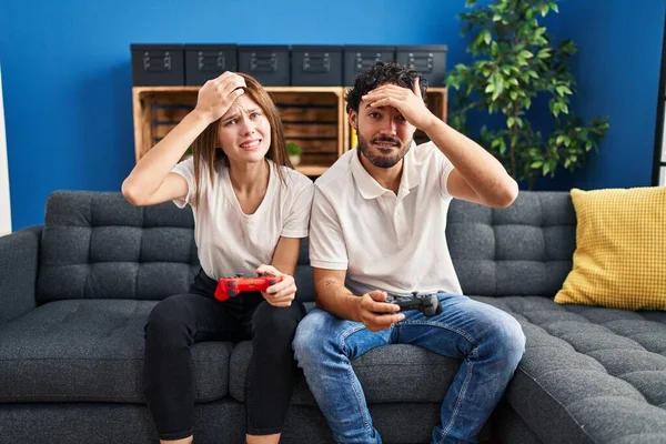 Fiatal Pár Videojáték Holding Vezérlő Otthon Stresszes Frusztrált Kezét Fejét — Stock Fotó
