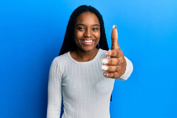 Afro Amerikaanse Vrouw Met Gevlochten Haar Dragen Casual Witte Trui — Stockfoto