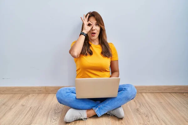 Mujer Hispana Usando Portátil Sentado Suelo Casa Haciendo Gesto Bien —  Fotos de Stock